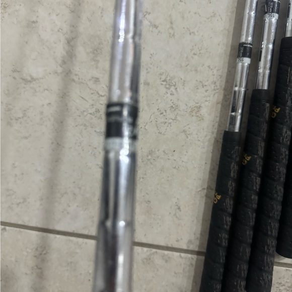 Wilson 1200 LT itons 3/9 in right handed 
Steel shafts 
Used conditions - Picture 6 of 12